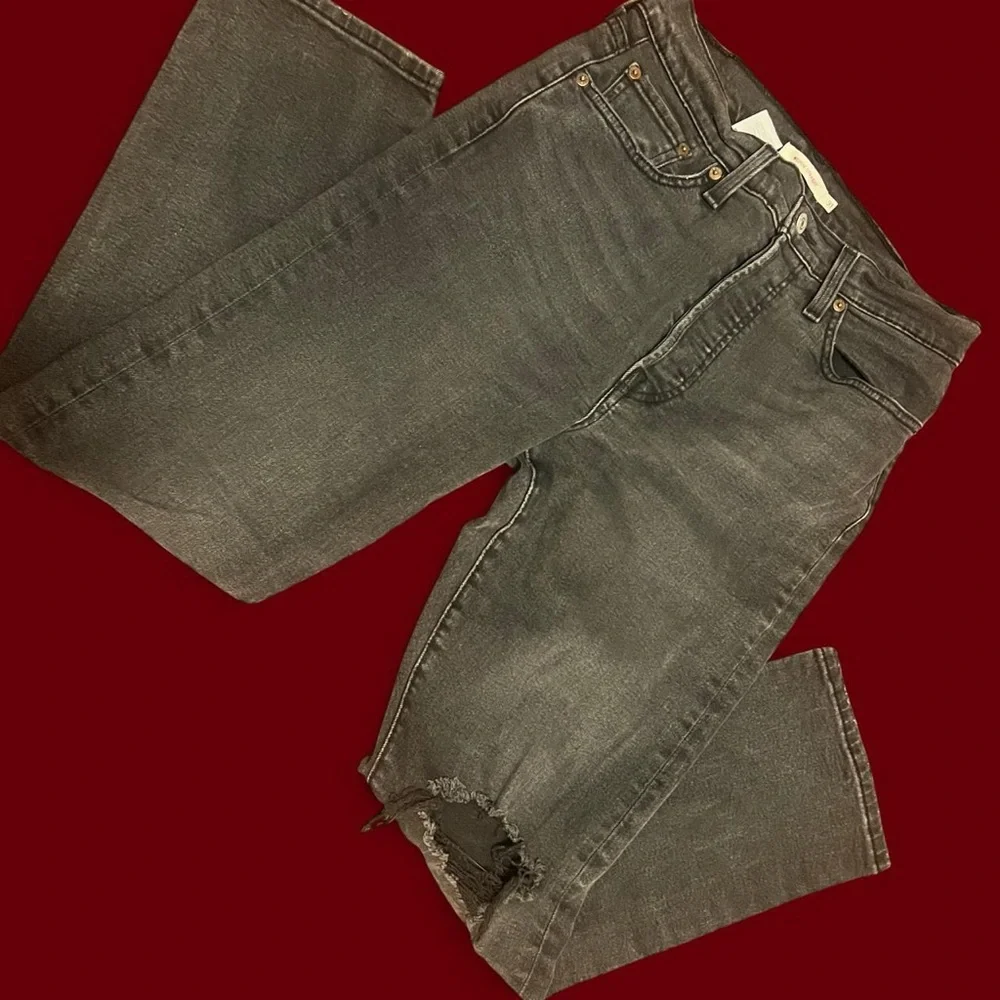 Levi’s Wedgie Straight Women’s Jeans in color Cut and Dry - Washed Black - Picture 6 of 10